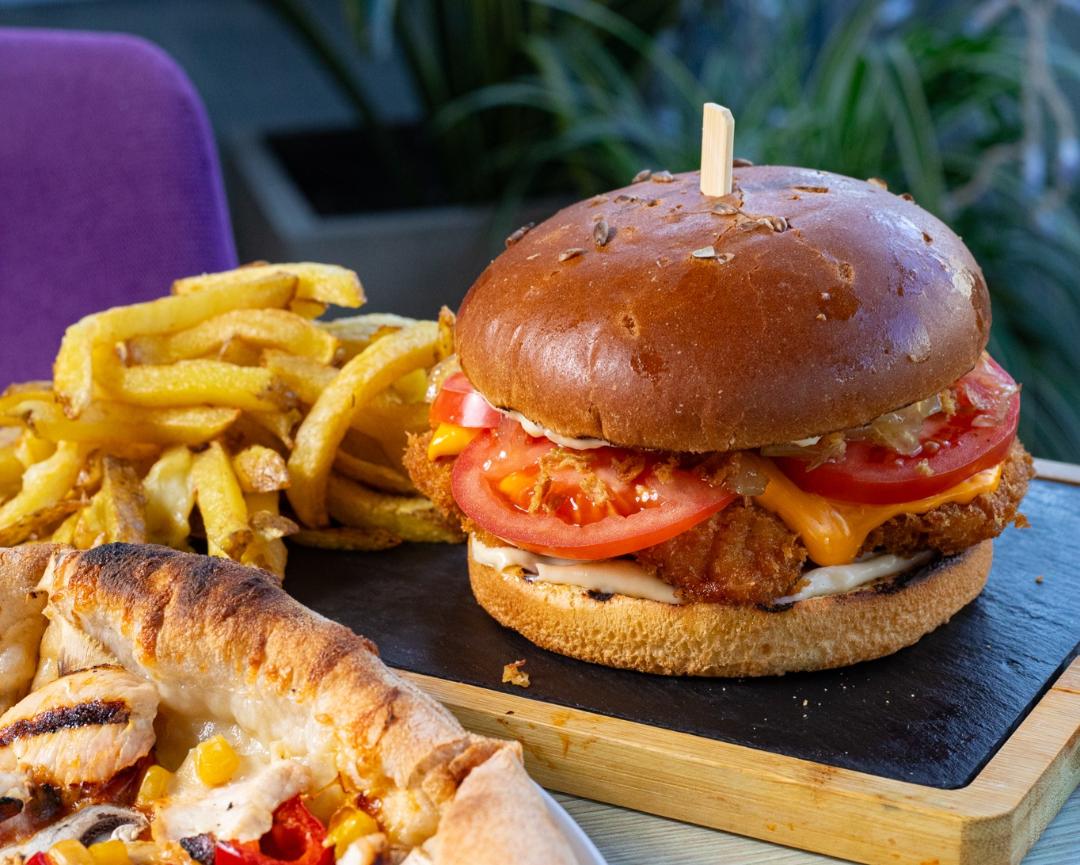 BURGER SPICY SI CARTOFI NATURALI PRAJITI/1buc*200gr/200gr