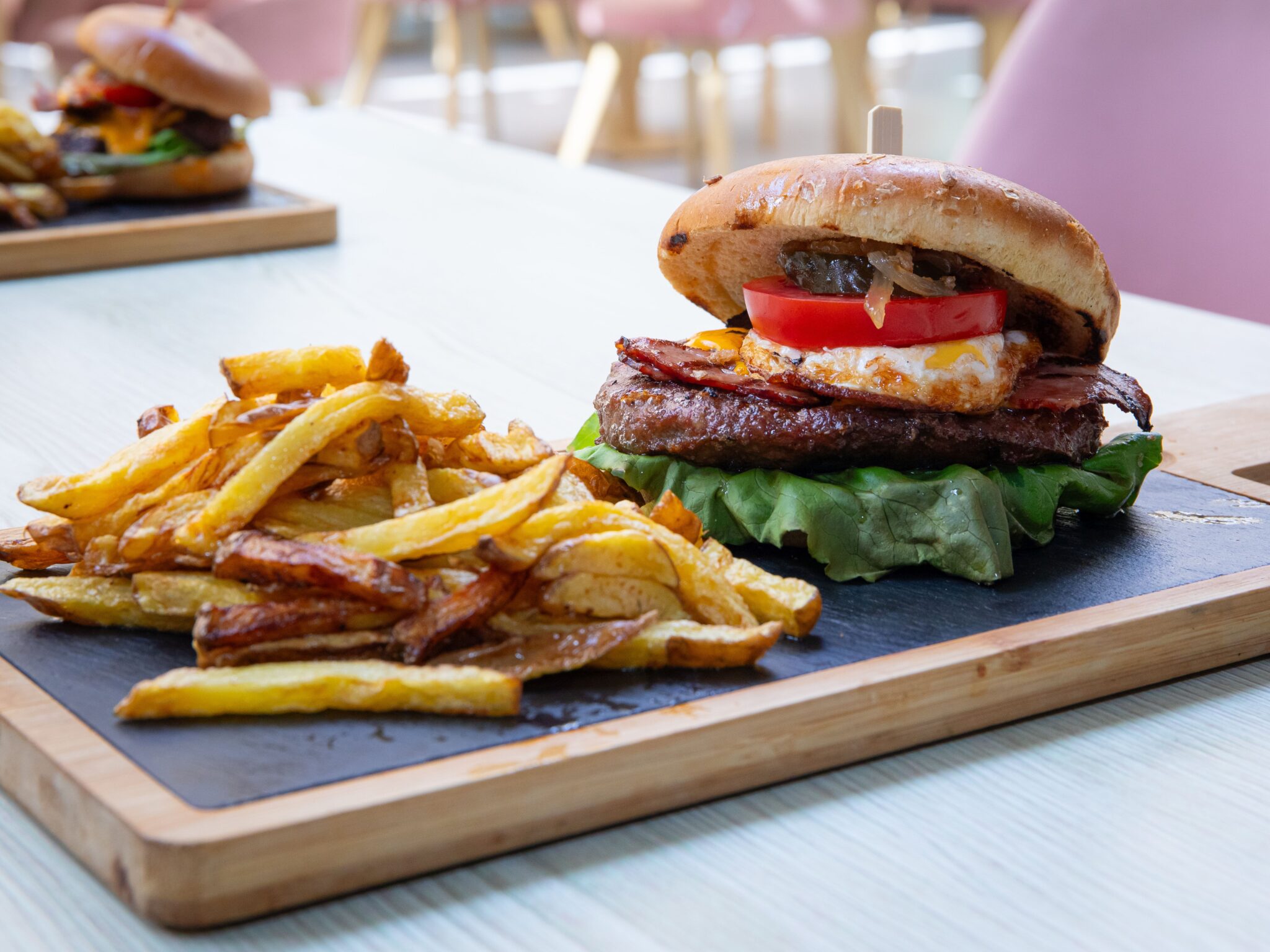 BURGER XANADU SI CARTOFI NATURALI PRAJITI/ 1buc*200gr/200gr