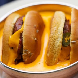 BURGER SPECIAL,scufundat in sos cheddar si cartofi naturali prajiti BURGER SPECIAL,scufundat in sos cheddar si cartofi naturali prajiti