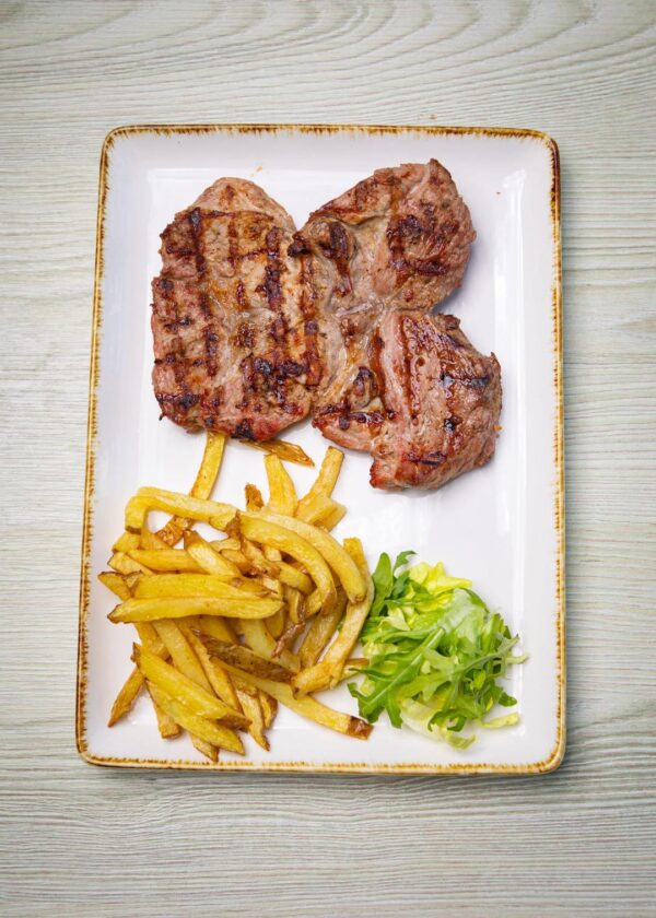 Ceafa de porc la gratar și cartofi naturali prajiti/300gr/200gr