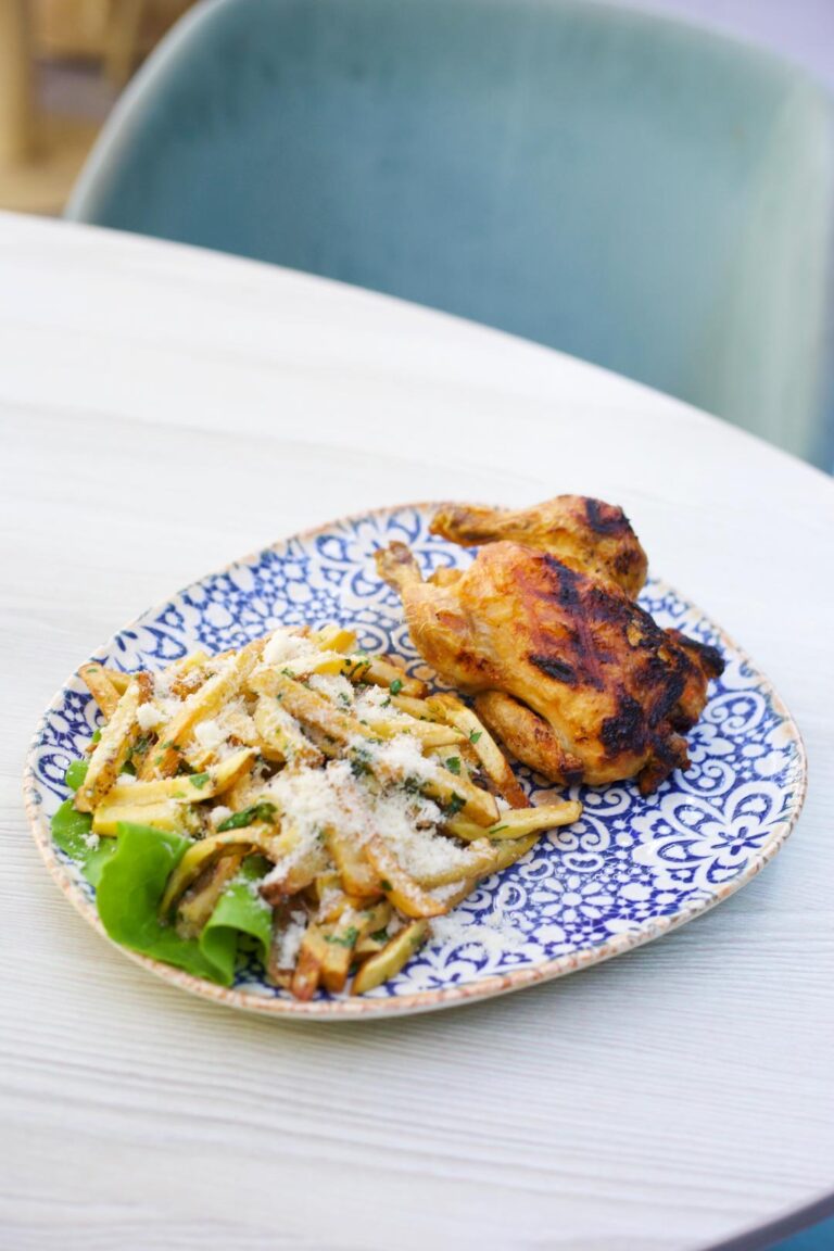 Cocosel pitic pe jar, cartofi inabusiti cu mujdei,parmezan și verdeata /500gr/200gr