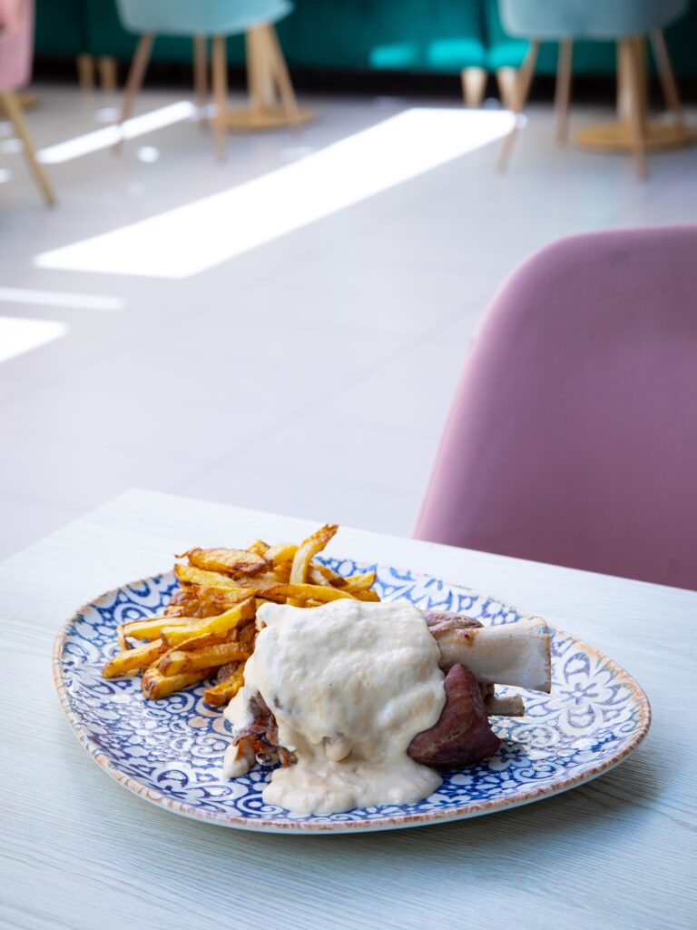 CIOLAN DE PORC AFUMAT LA CUPTOR CU SOS DE CASCAVAL AFUMAT SI CARTOFI GRATINATI CU MOZZARELLA .650/300GR