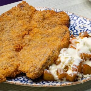 SNITEL CROCANT DIN MUSCHI DE VITA SI CARTOFI GRATINATI